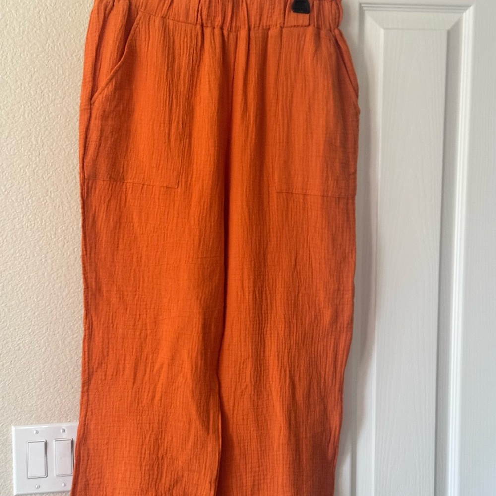 Women Linen
Loose pants with wide legs